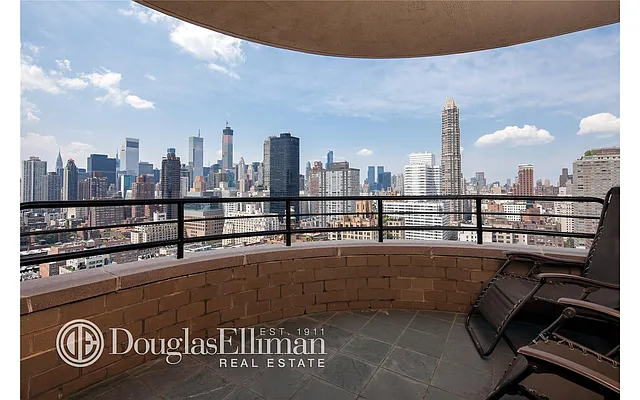 Sold by Douglas Elliman | media 14