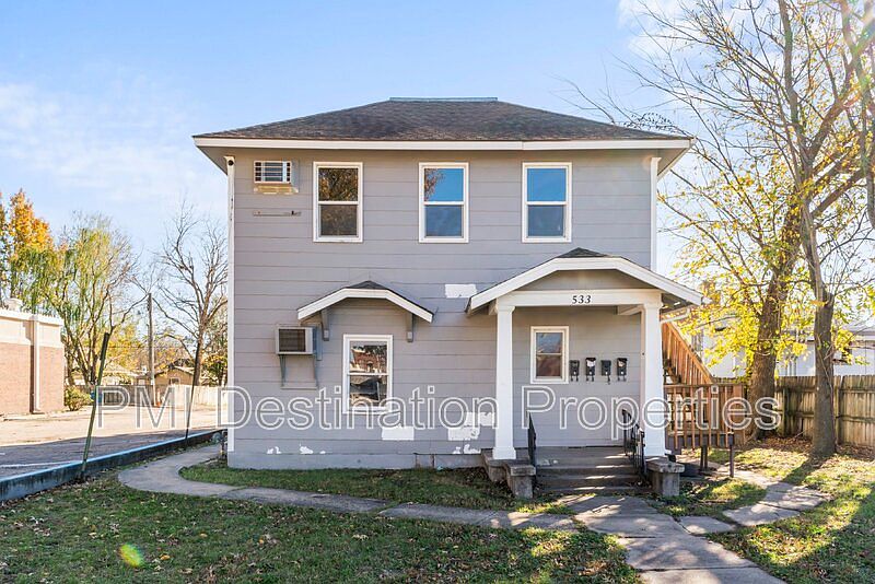 1st image of 533 Brown Ave Unit 4