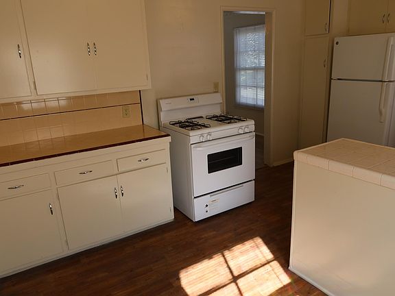 3rd image of 5319 Whitsett Ave APT 4
