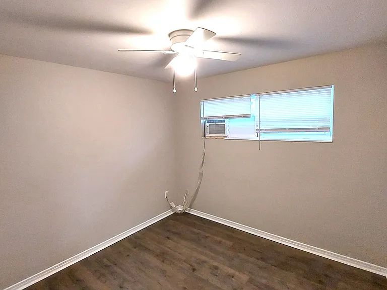 2247 Stella St — Photo 8