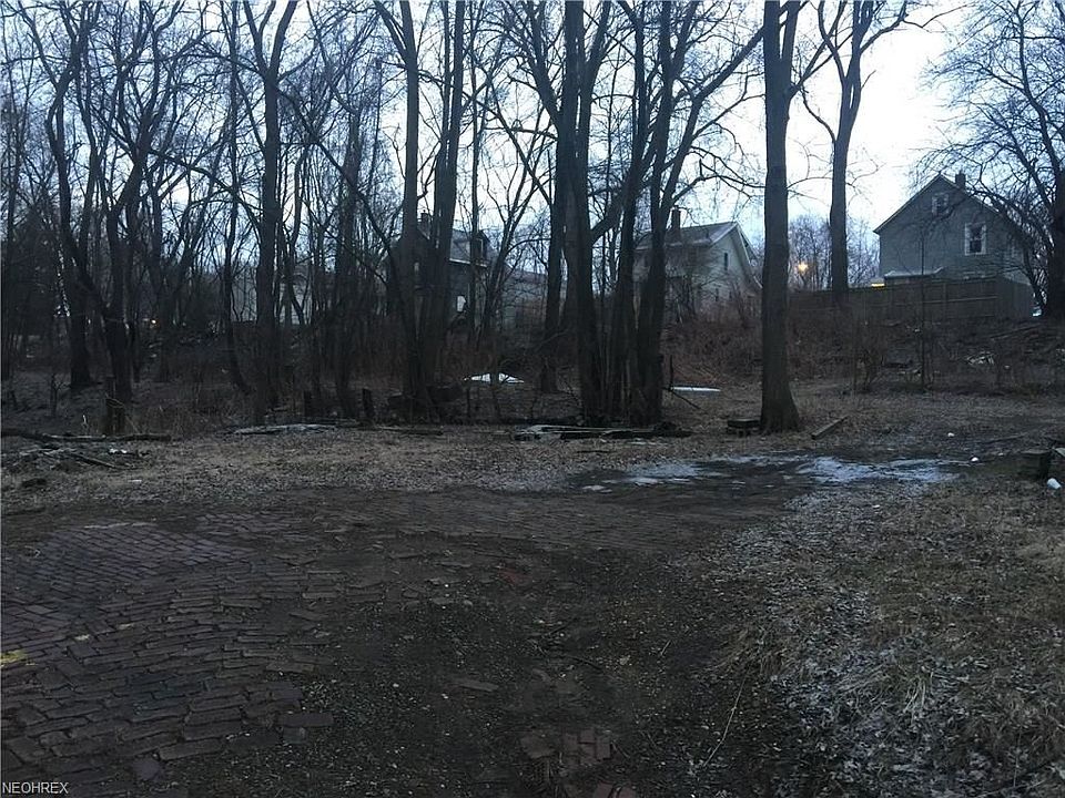1st image of 412 Schwalm Ave NE