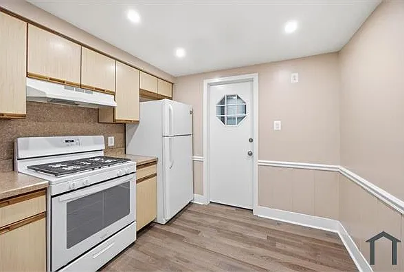 3060 Martha St — Photo 15