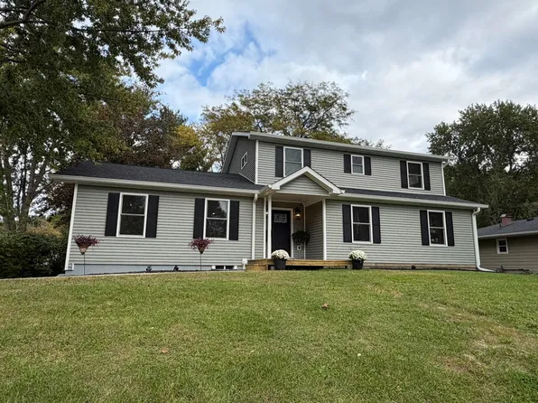 235 Park Crest Dr, Freeport, IL 61032