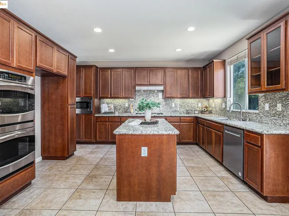 233 Hearthstone Cir, Oakley, CA 94561
