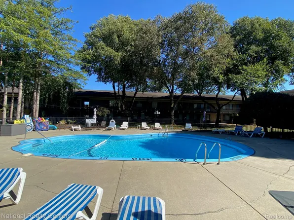 995 N Cass Lake Rd APT 243, Waterford, MI 48328