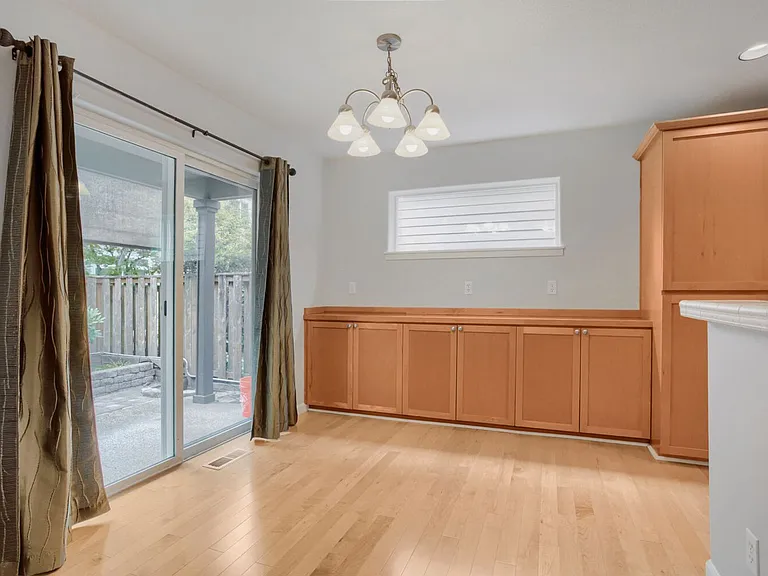 547 NE 61st Pl — Photo 7