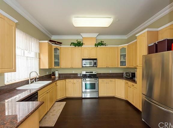 3rd image of 2223 Montrose Ave APT 2