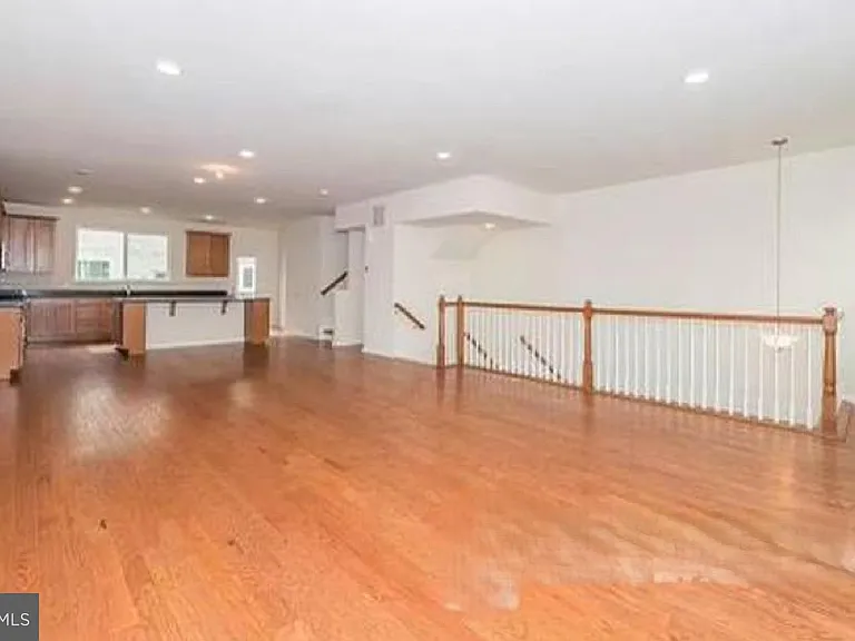 13 Bond St — Photo 6
