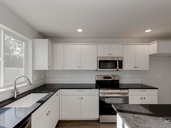 4th image of 710 S Blackfoot Ave