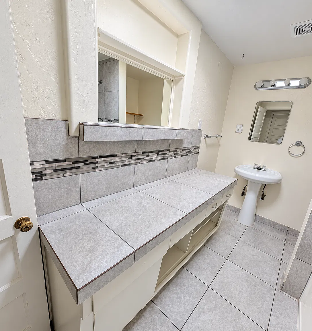 Studio, 1.0 bath, $850 — Photo 2