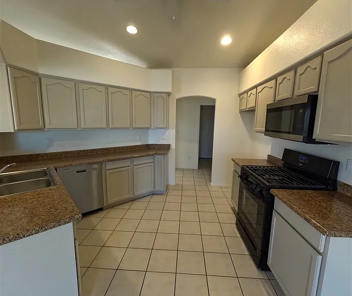 2112 E Desert Lakes Dr — Photo 10