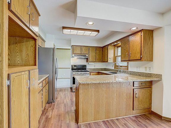 4th image of W282N6588 Irving Pl