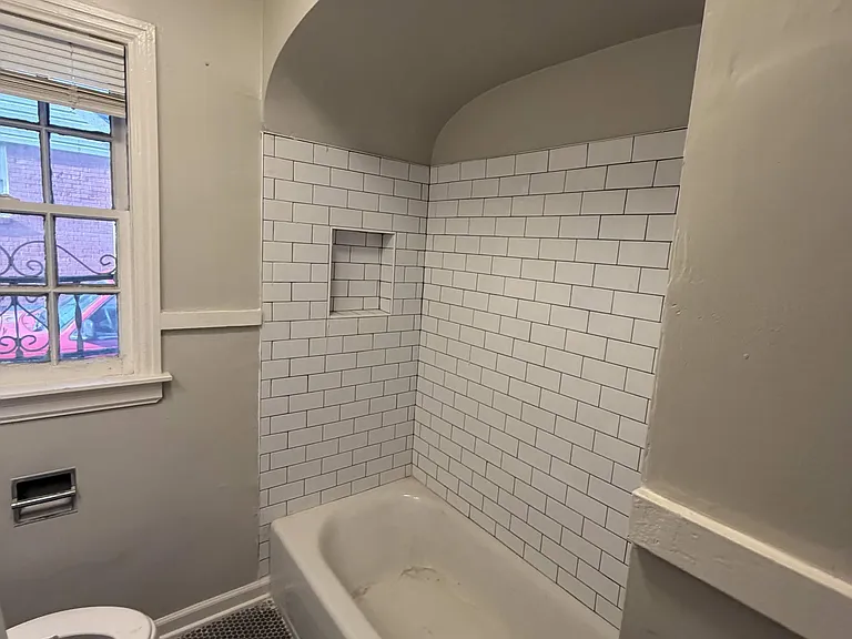 1071 N Avalon St — Photo 5
