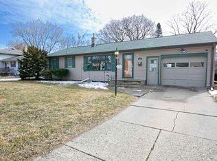 1321 S Riverdale Dr, Appleton, WI 54914