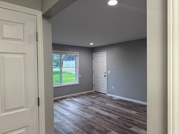 4th image of 2667 Benstein Rd