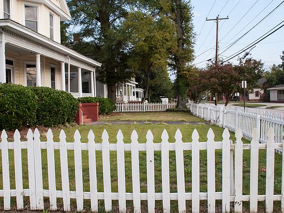 Fenced Front yard