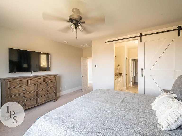 4299 Vineyard Dr — Photo 35