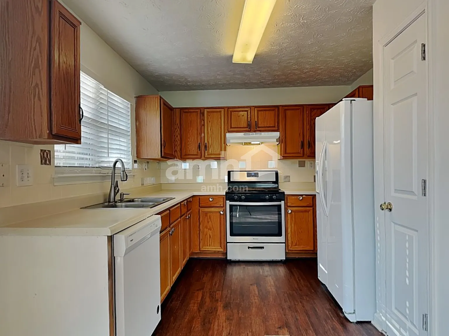 4 bed, 3.5 bath, 2391 sqft, $2,340 — Photo 3