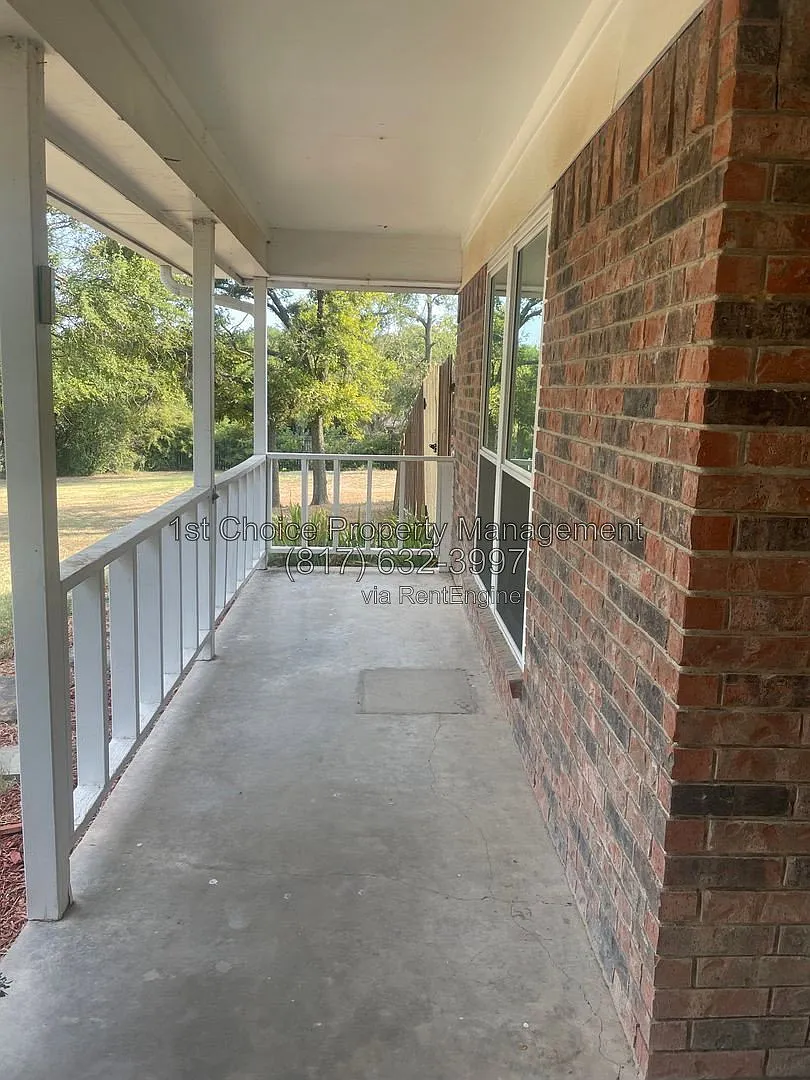 3 bed, 2.0 bath, 1489 sqft, $2,050 — Photo 2