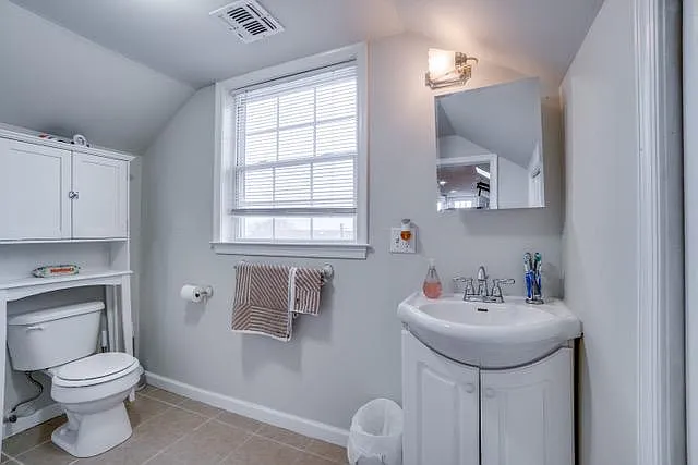 196 Zabriskie St #4 — Photo 4
