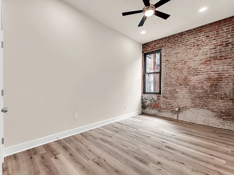 235 N Market Ave — Photo 19