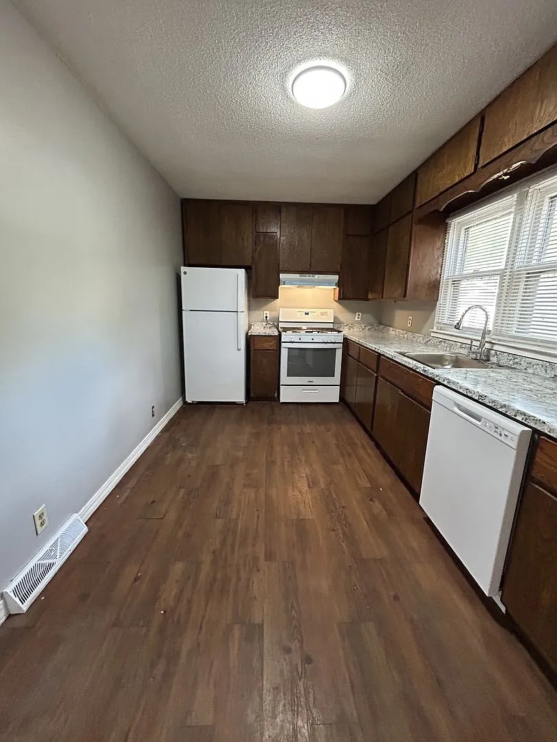 Coming Soon!! 3 Bedroom/ 1 Bathroom House — Photo 3