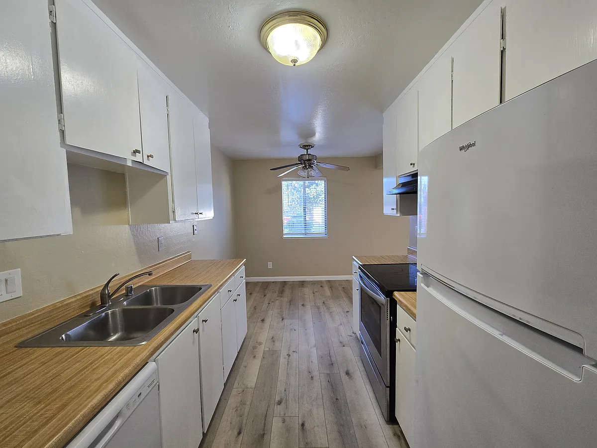 Building Photo - 34831 Peco St #5