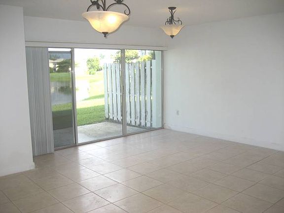 4th image of 851 Crystal Lake Dr