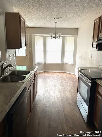 4 bed, 2.0 bath, 1387 sqft, $1,795 — Photo 3