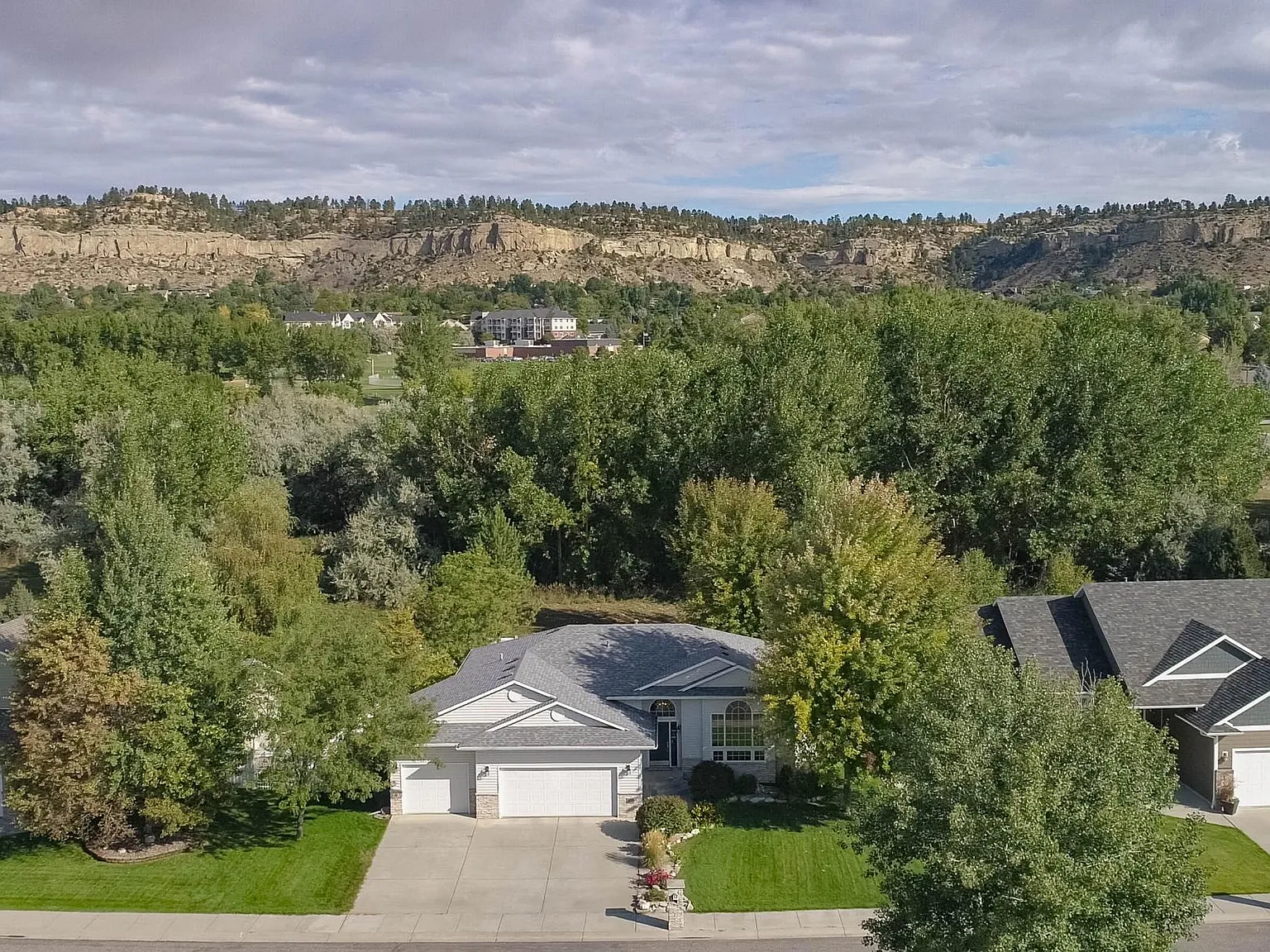 5 bed, 2814 sqft, $4,600 — Photo 3