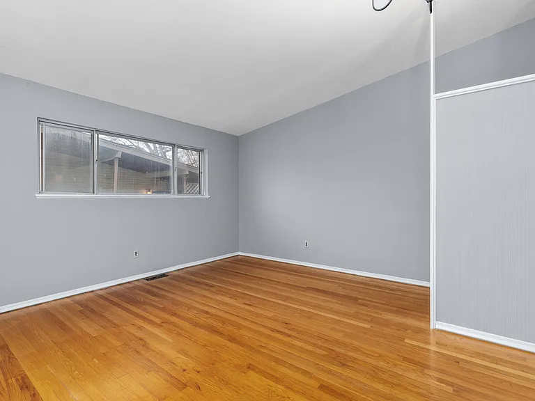 550 Versailles Dr — Photo 6