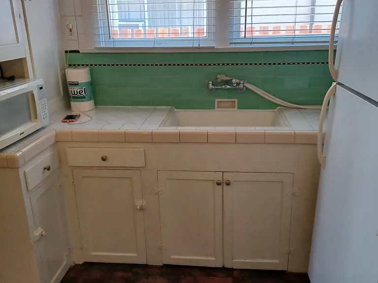 1727 N Alexandria Ave — Photo 10