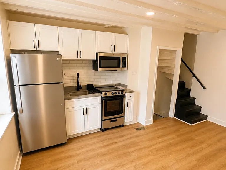 109 W Thompson St — Photo 2