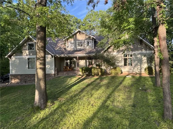 7605 E Forest Lakes Dr, Kansas City, MO 64152