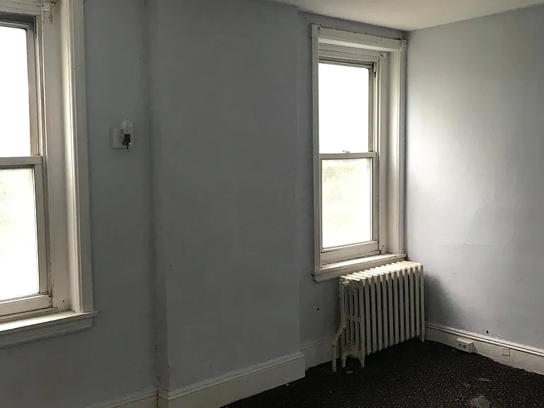 932 W 8th St — Photo 10