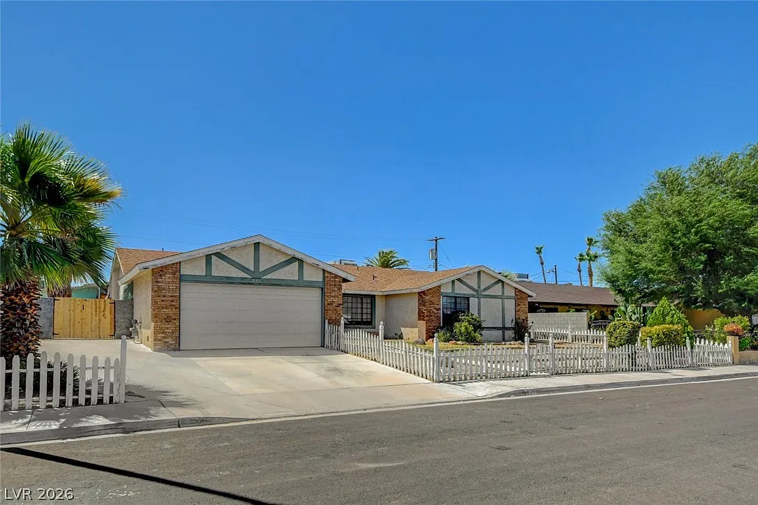 4 bed, 2.5 bath, 2652 sqft, $1,895 — Photo 2
