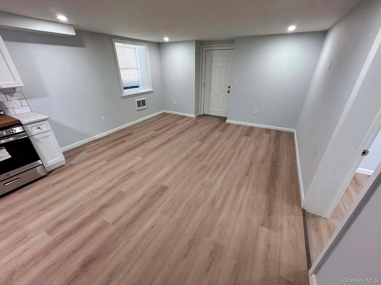 3 bed, 1.0 bath, 1100 sqft, $2,800 — Photo 2