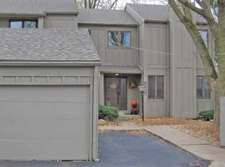5807 N Old Hickory Ln, Peoria, IL 61615