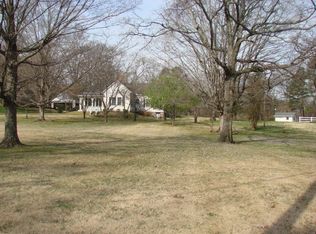 706 Dunlap St, Paris, TN 38242