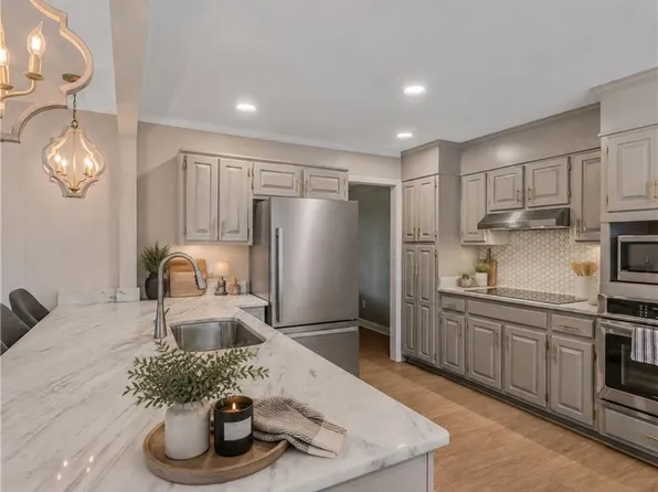 2160 Margaret Dr, Mount Airy, NC 27030