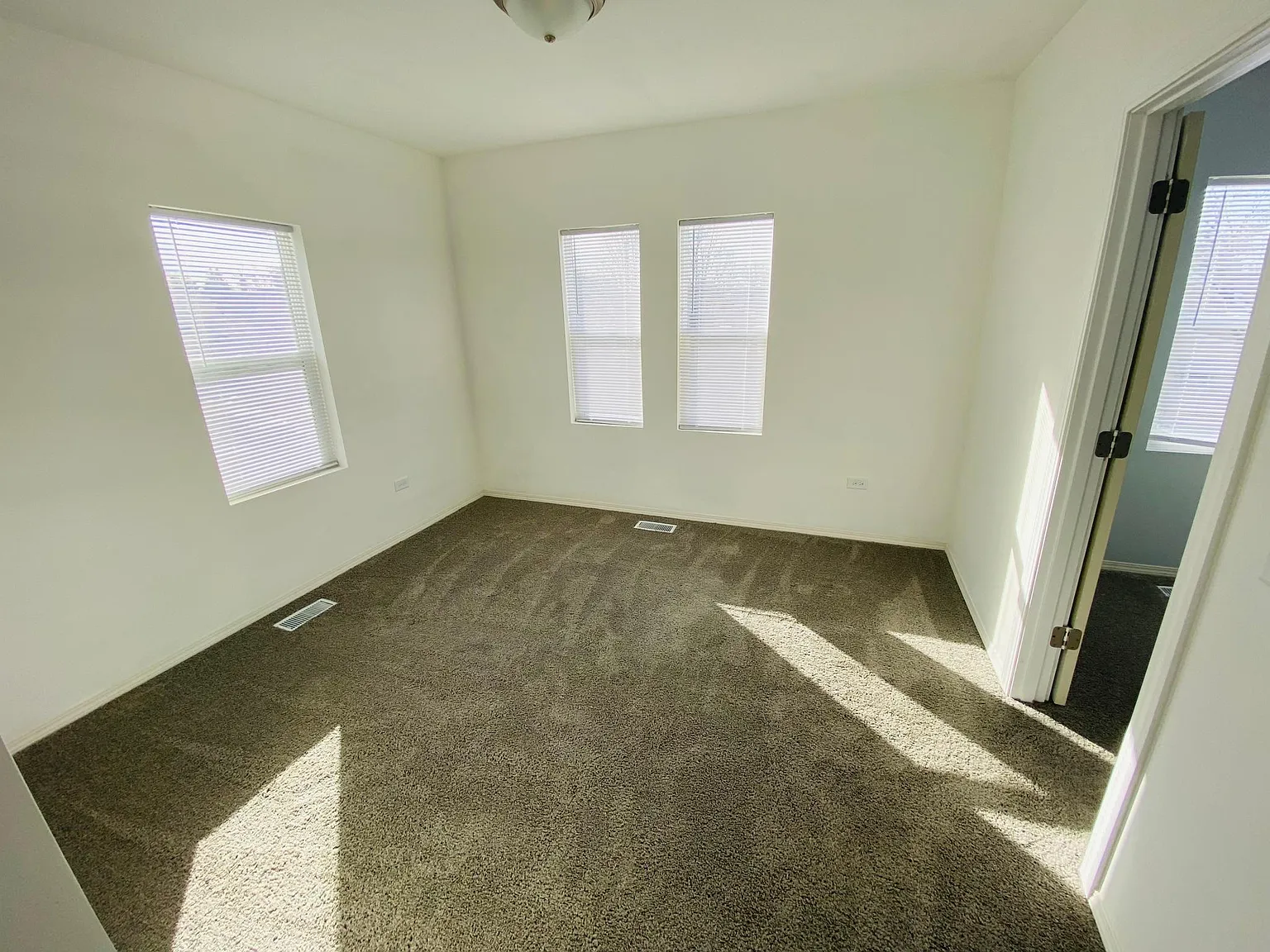 2 bed, 924 sqft, $1,600 — Photo 3