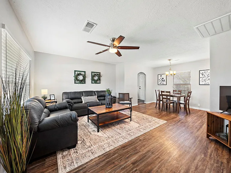 1206 Olive St — Photo 3