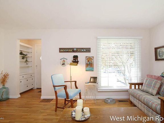 4th image of 839 Eleanor St NE
