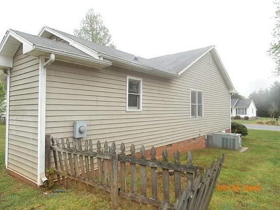 3rd image of 406 Willow Ct