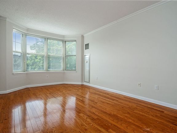 300 Mamaroneck Ave #611 White Plains, NY 10605 (004of 28).jpg
