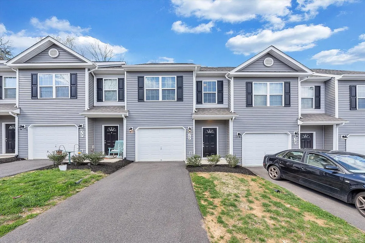 2 bed, 1373 sqft, $1,799 — Photo 1