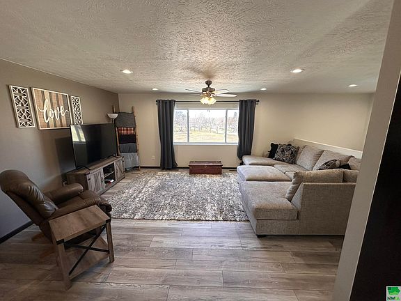 3rd image of 3320 Parkland Pl