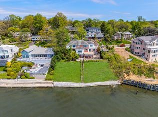 22 Shorecliff Pl, Great Neck, NY 11023