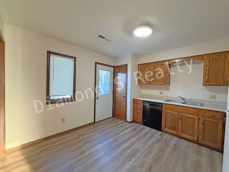 1201 N Main St — Photo 8