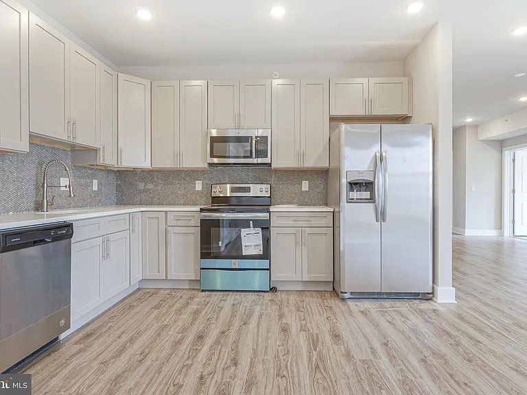 2162 E Norris St #402 — Photo 1